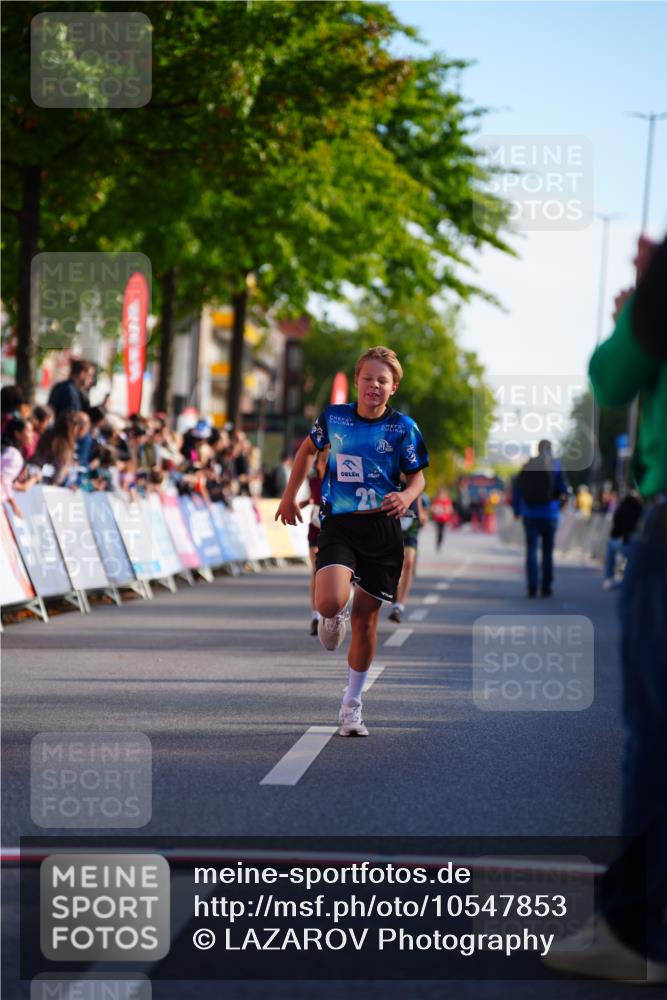 20.09.2026 - PSD Bank Halbmarathon LAZAROV Photography http://msf.ph/oto/10547853 20.09.2026 10:28:58 Ziel 211, 242, 258, 354 meine-sportfotos.de