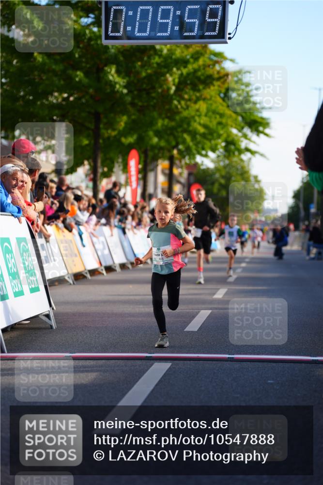 20.09.2026 - PSD Bank Halbmarathon LAZAROV Photography http://msf.ph/oto/10547888 20.09.2026 10:29:23 Ziel 137, 181, 406 meine-sportfotos.de