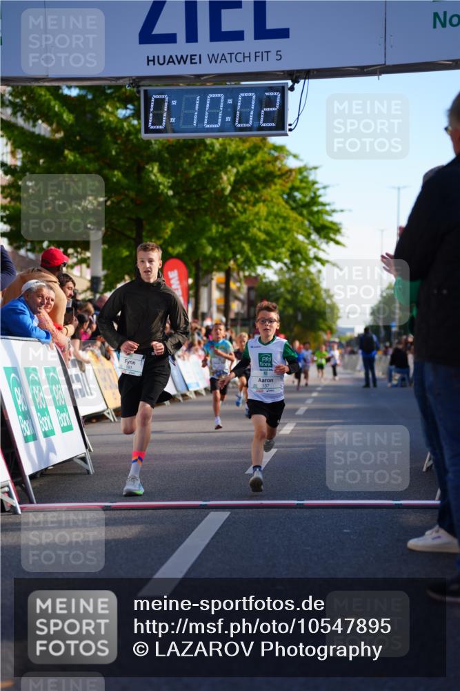 20.09.2026 - PSD Bank Halbmarathon LAZAROV Photography http://msf.ph/oto/10547895 20.09.2026 10:29:26 Ziel 137, 181, 228, 377, 406 meine-sportfotos.de