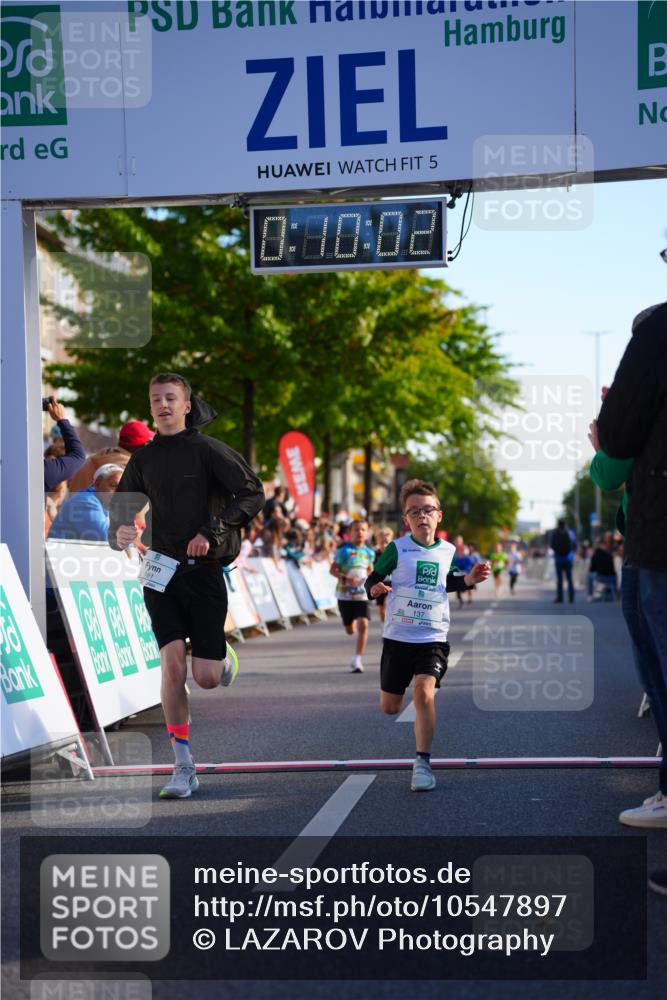 20.09.2026 - PSD Bank Halbmarathon LAZAROV Photography http://msf.ph/oto/10547897 20.09.2026 10:29:26 Ziel 137, 181, 228, 377, 406 meine-sportfotos.de