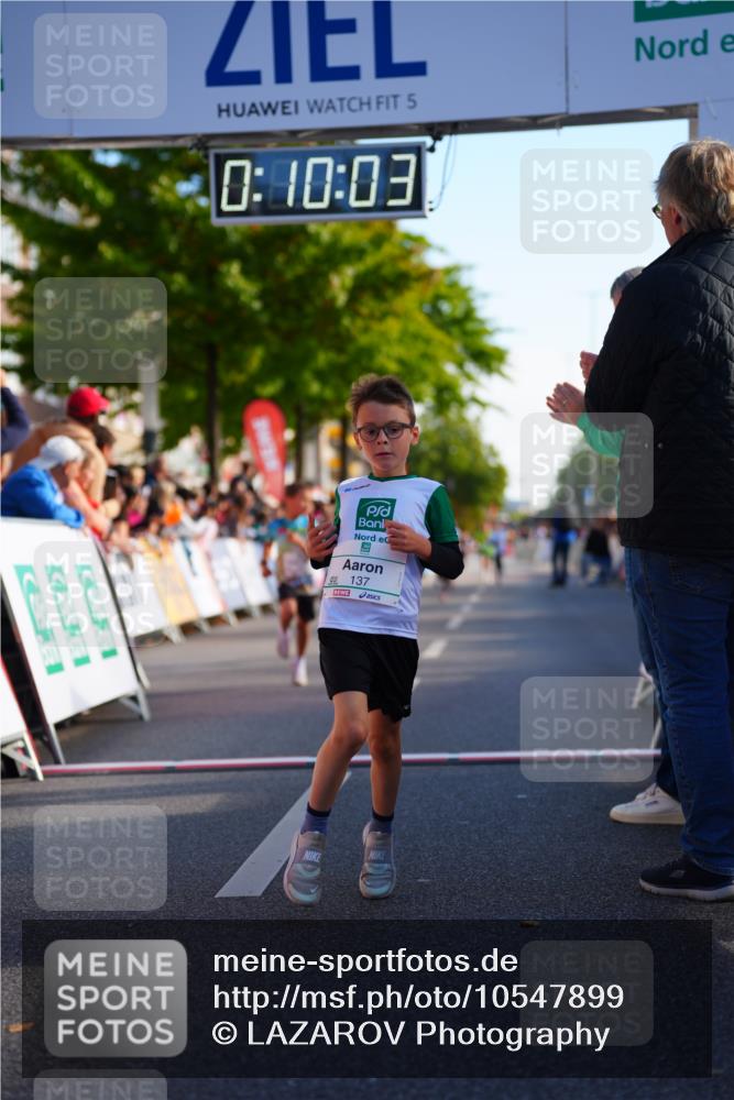 20.09.2026 - PSD Bank Halbmarathon LAZAROV Photography http://msf.ph/oto/10547899 20.09.2026 10:29:27 Ziel 137, 181, 228, 377, 406 meine-sportfotos.de