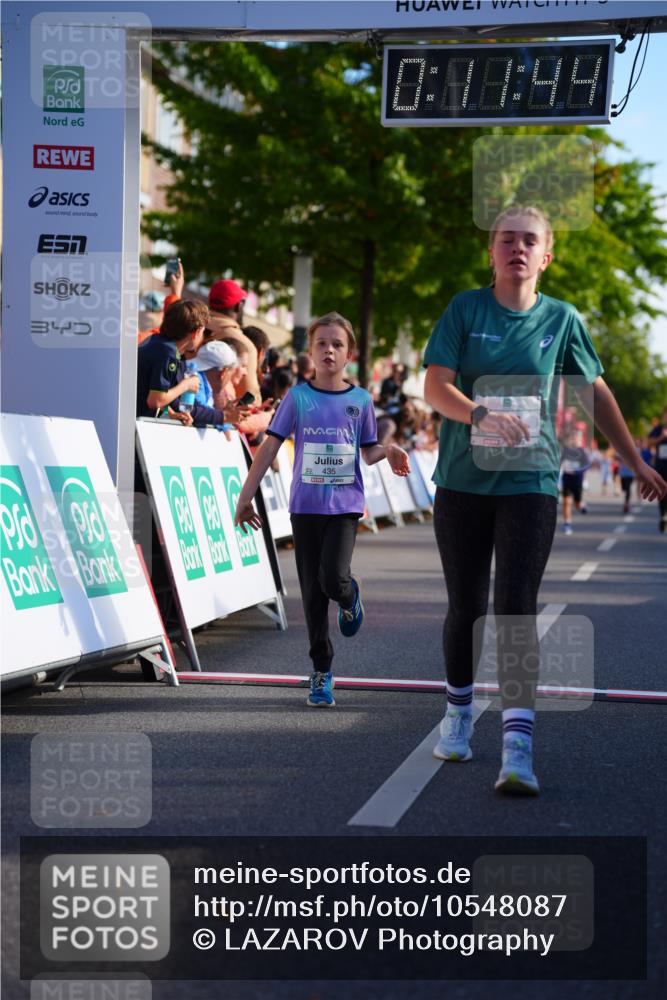 20.09.2026 - PSD Bank Halbmarathon LAZAROV Photography http://msf.ph/oto/10548087 20.09.2026 10:31:08 Ziel 388, 394, 422, 435, 436 meine-sportfotos.de