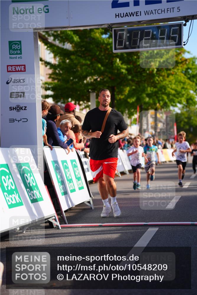 20.09.2026 - PSD Bank Halbmarathon LAZAROV Photography http://msf.ph/oto/10548209 20.09.2026 10:32:09 Ziel 153, 226, 276, 277, 298, 346, 373, 399, 416, 426 meine-sportfotos.de