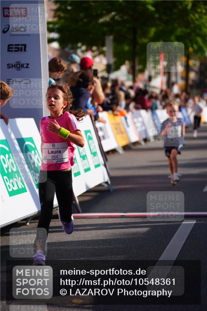 20.09.2026 - PSD Bank Halbmarathon LAZAROV Photography http://msf.ph/oto/10548361 20.09.2026 10:33:33 Ziel 106, 151, 254, 255, 402 meine-sportfotos.de