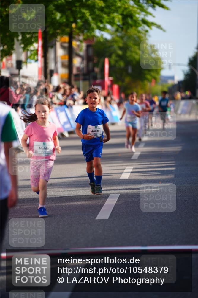20.09.2026 - PSD Bank Halbmarathon LAZAROV Photography http://msf.ph/oto/10548379 20.09.2026 10:33:42 Ziel 227, 253, 325 meine-sportfotos.de