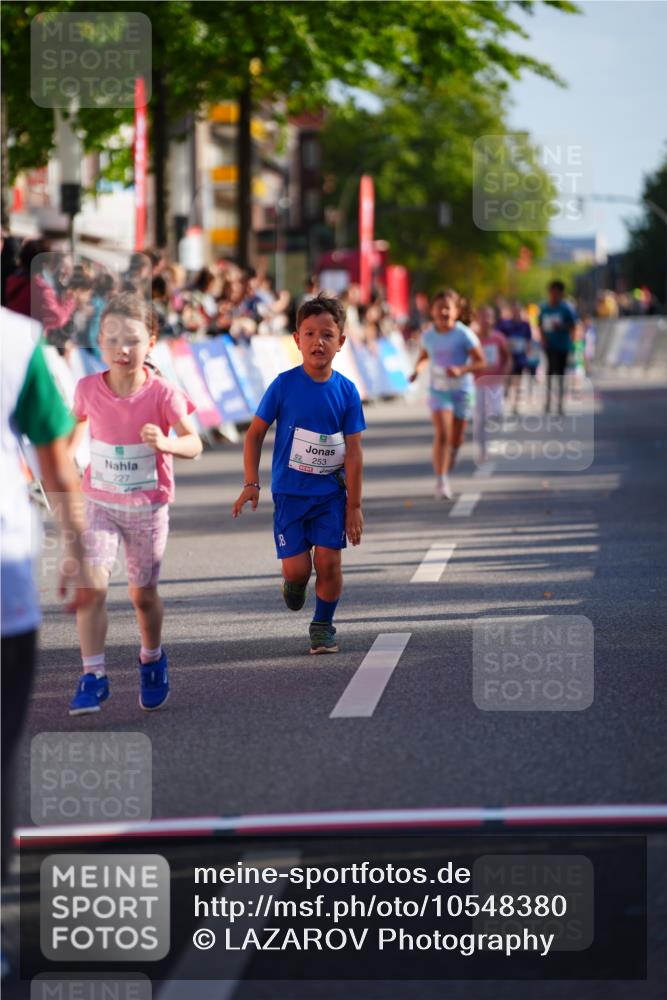 20.09.2026 - PSD Bank Halbmarathon LAZAROV Photography http://msf.ph/oto/10548380 20.09.2026 10:33:42 Ziel 227, 253, 325 meine-sportfotos.de