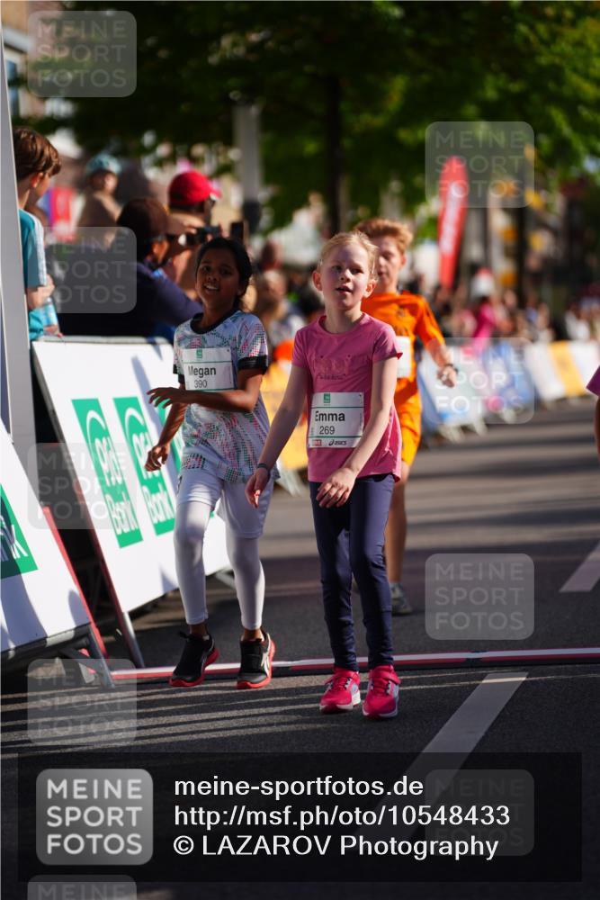 20.09.2026 - PSD Bank Halbmarathon LAZAROV Photography http://msf.ph/oto/10548433 20.09.2026 10:34:13 Ziel 148, 196, 269, 295, 376, 389, 390 meine-sportfotos.de