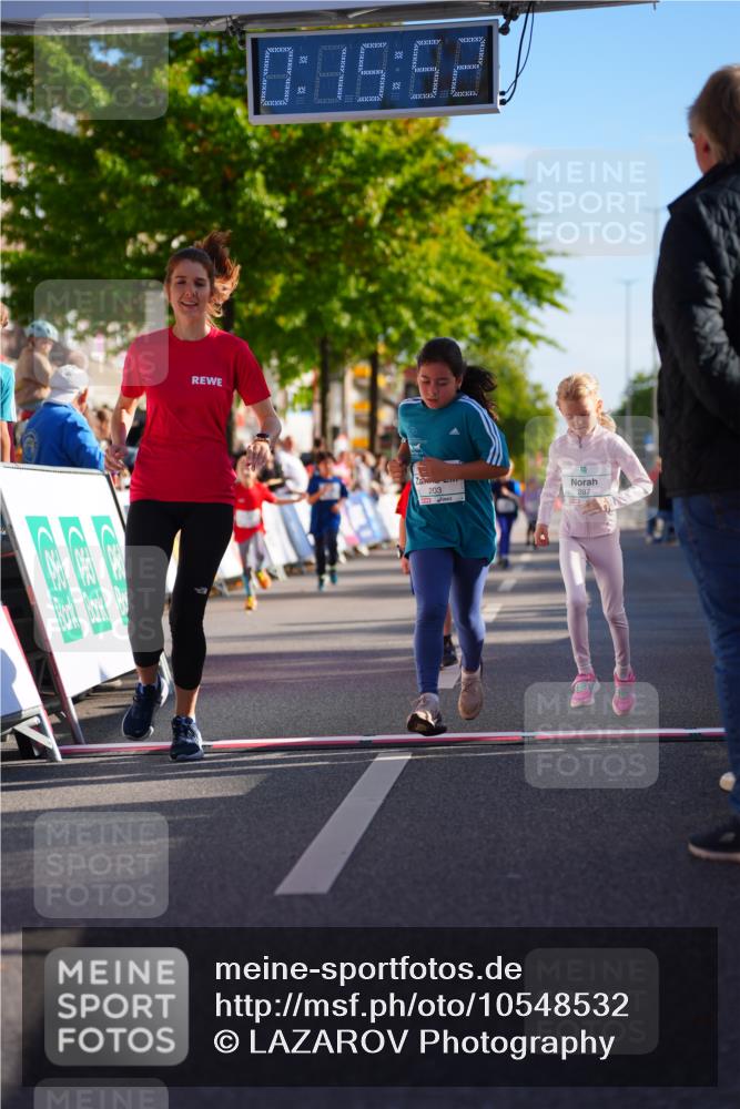 20.09.2026 - PSD Bank Halbmarathon LAZAROV Photography http://msf.ph/oto/10548532 20.09.2026 10:35:16 Ziel 203, 287, 303, 311, 334 meine-sportfotos.de