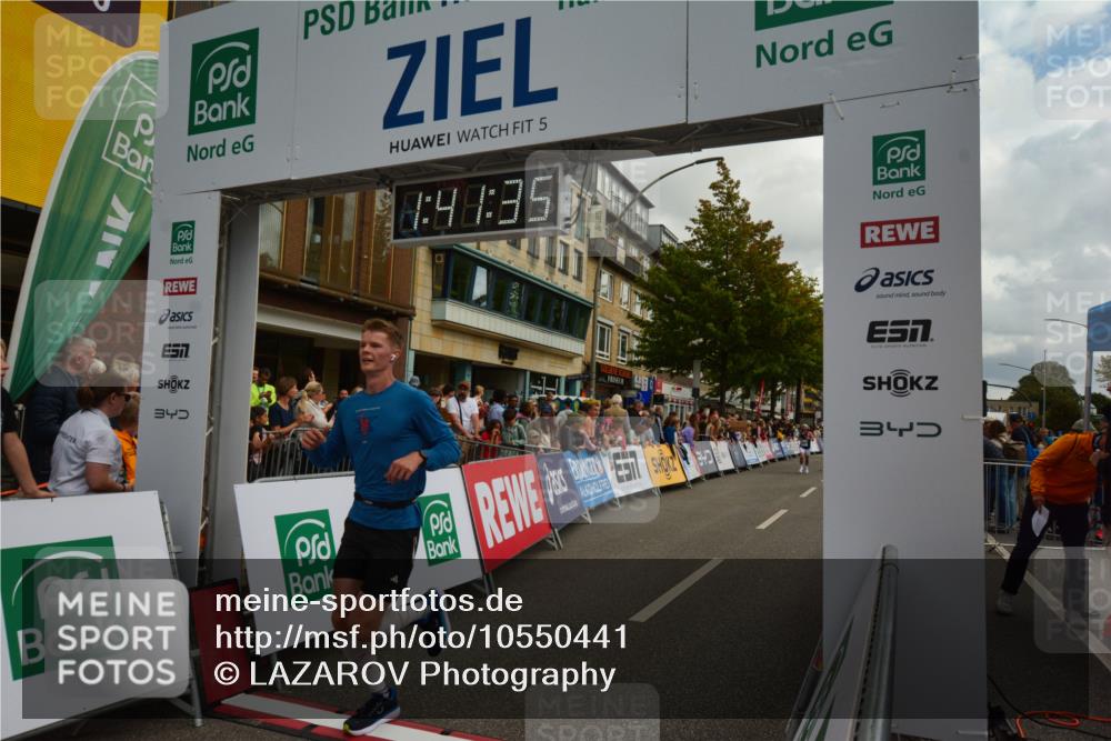 20.09.2026 - PSD Bank Halbmarathon LAZAROV Photography http://msf.ph/oto/10550441 20.09.2026 11:41:35 Ziel 3306, 3743, 4012 meine-sportfotos.de