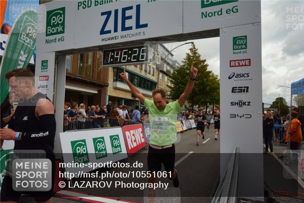20.09.2026 - PSD Bank Halbmarathon LAZAROV Photography http://msf.ph/oto/10551061 20.09.2026 11:46:26 Ziel 1102, 1860, 2042, 2066, 2171, 2175, 2374, 2524, 2680, 2769, 2778, 2977, 3408, 3425, 3565, 3602, 3626, 4387, 4640, 4687, 4710 meine-sportfotos.de