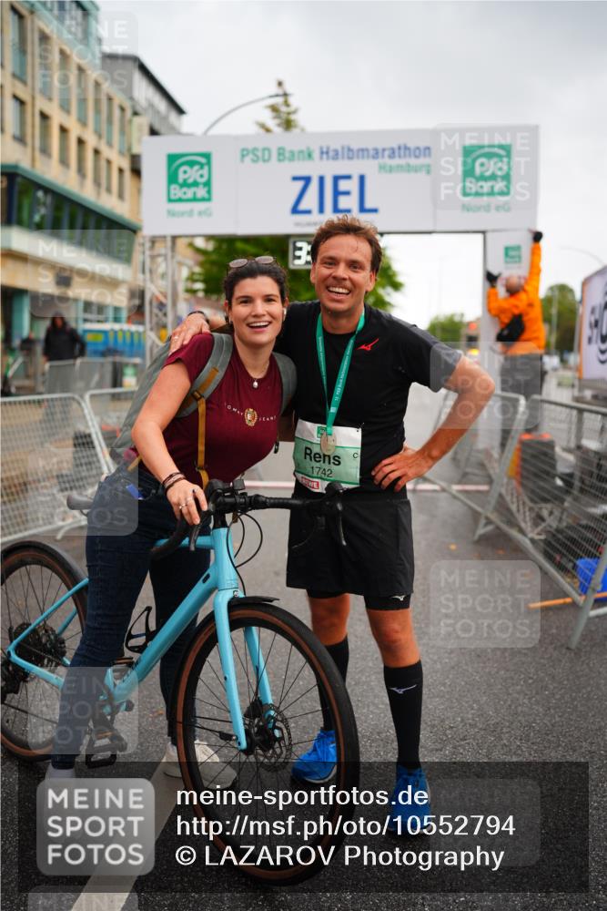 20.09.2026 - PSD Bank Halbmarathon LAZAROV Photography http://msf.ph/oto/10552794 20.09.2026 13:22:00 Ziel 1742 meine-sportfotos.de