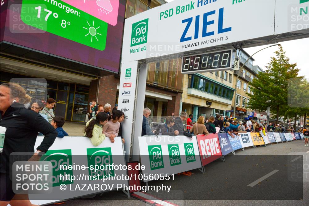 20.09.2026 - PSD Bank Halbmarathon LAZAROV Photography http://msf.ph/oto/10560551 20.09.2026 12:54:27 Ziel 1890, 3208, 3571 meine-sportfotos.de