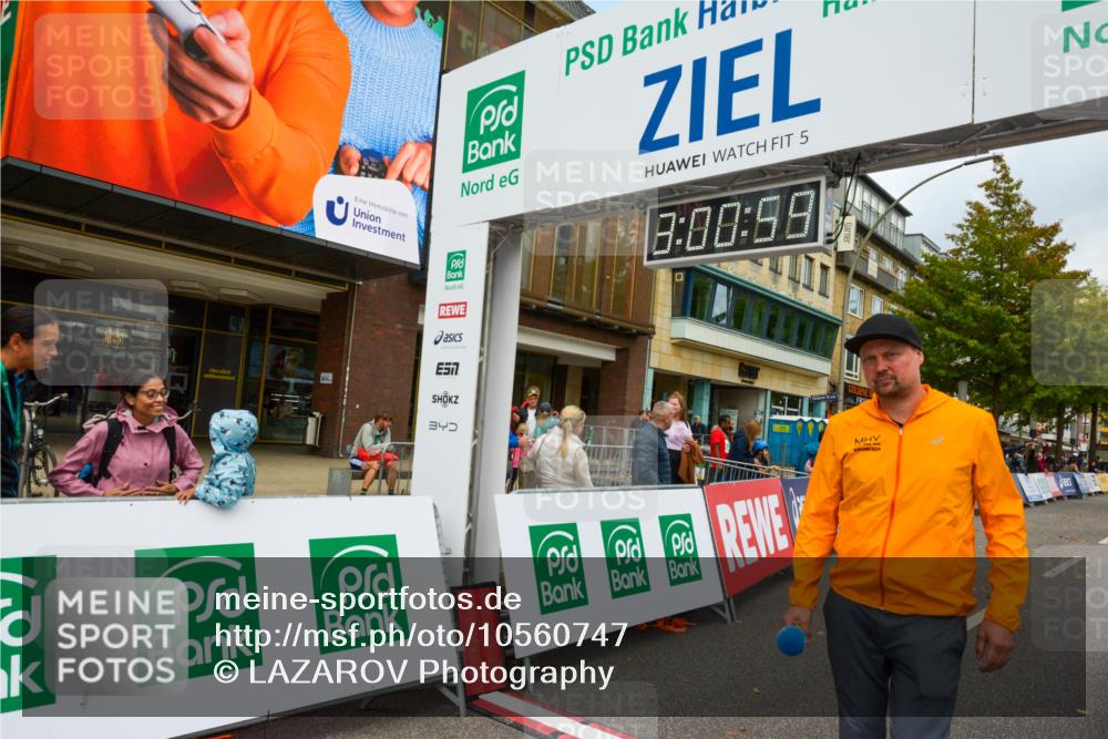 20.09.2026 - PSD Bank Halbmarathon LAZAROV Photography http://msf.ph/oto/10560747 20.09.2026 13:00:59 Ziel 3228 meine-sportfotos.de