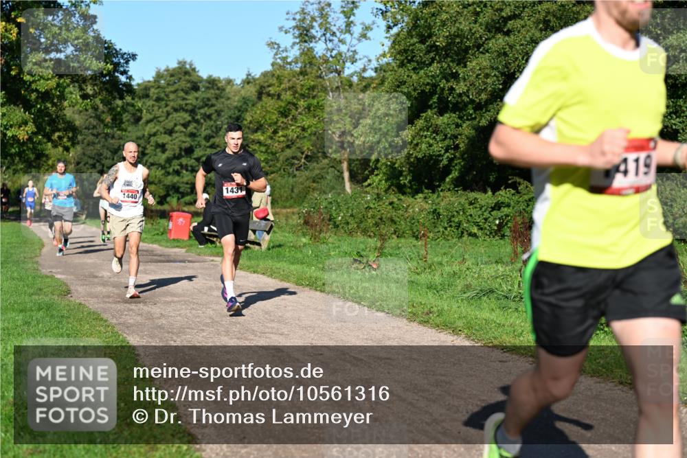 27.09.2026 - 35. Volkslauf durch das schöne Alstertal Dr. Thomas Lammeyer http://msf.ph/oto/10561316 27.09.2026 10:04:22 Laufen 1440, 1431, 419 meine-sportfotos.de