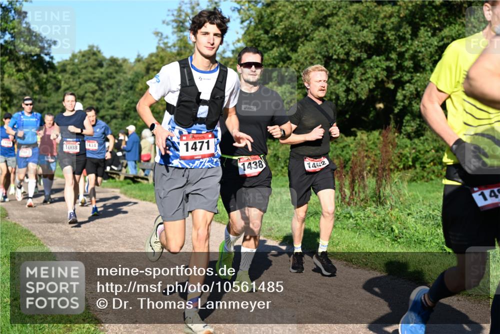 27.09.2026 - 35. Volkslauf durch das schöne Alstertal Dr. Thomas Lammeyer http://msf.ph/oto/10561485 27.09.2026 10:04:50 Laufen 1008, 1434, 1471, 1438, 1452, 149 meine-sportfotos.de