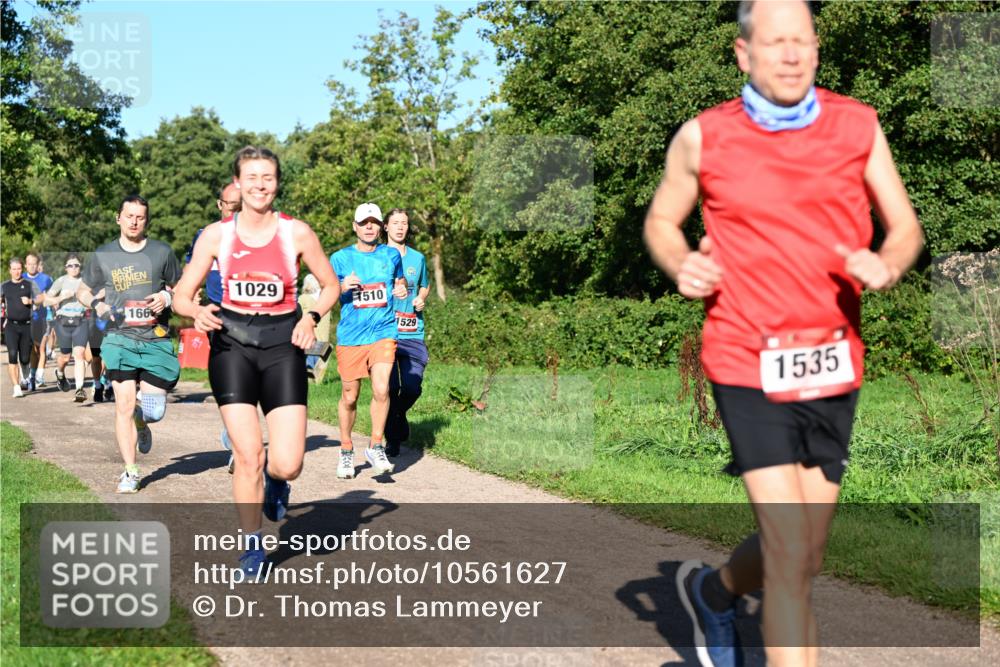 27.09.2026 - 35. Volkslauf durch das schöne Alstertal Dr. Thomas Lammeyer http://msf.ph/oto/10561627 27.09.2026 10:05:16 Laufen 1029, 1510, 166, 1529, 1535 meine-sportfotos.de