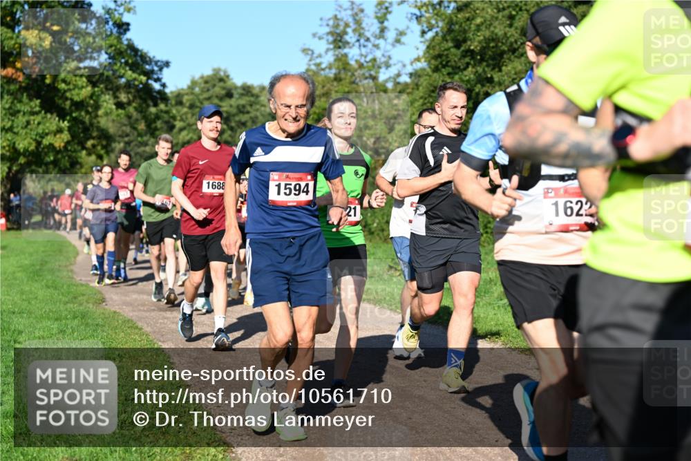 27.09.2026 - 35. Volkslauf durch das schöne Alstertal Dr. Thomas Lammeyer http://msf.ph/oto/10561710 27.09.2026 10:05:36 Laufen 467, 1688, 1594, 21, 1622 meine-sportfotos.de