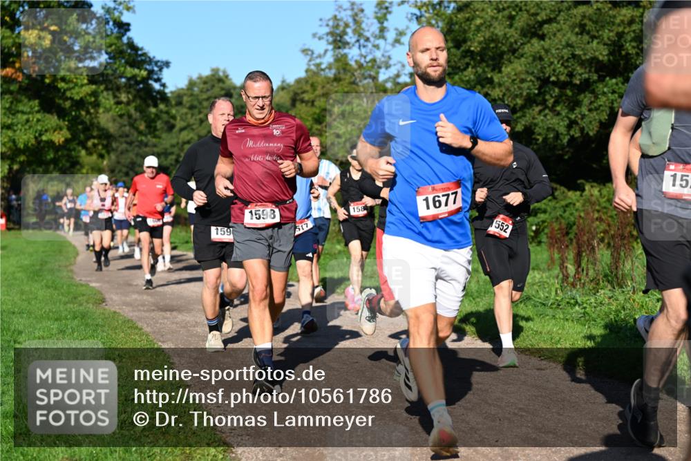27.09.2026 - 35. Volkslauf durch das schöne Alstertal Dr. Thomas Lammeyer http://msf.ph/oto/10561786 27.09.2026 10:05:48 Laufen 160, 159, 30, 10, 1598, 517, 158, 1677, 552, 15 meine-sportfotos.de
