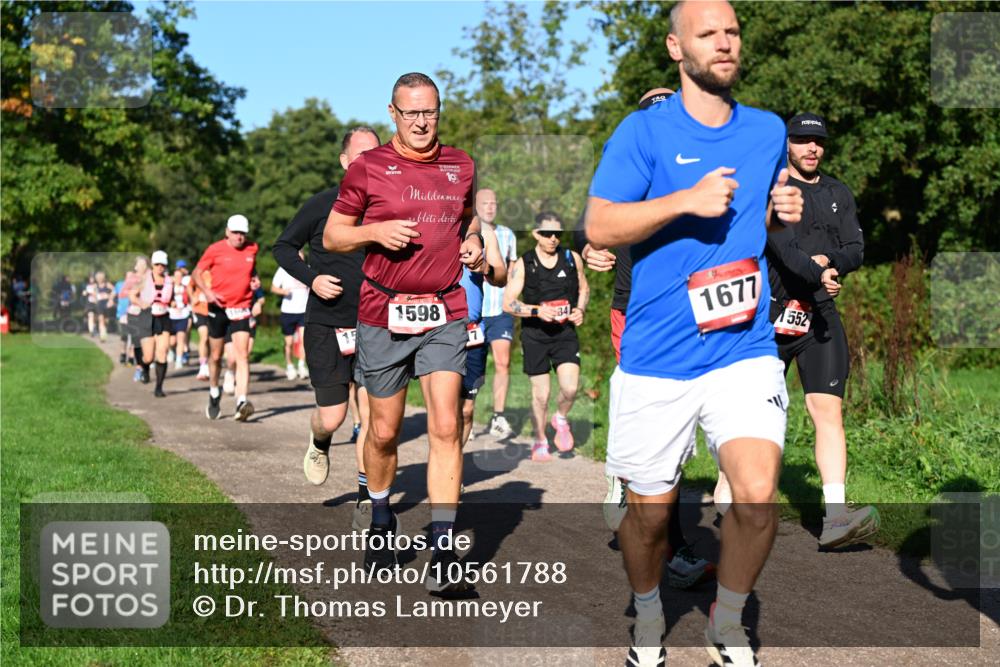 27.09.2026 - 35. Volkslauf durch das schöne Alstertal Dr. Thomas Lammeyer http://msf.ph/oto/10561788 27.09.2026 10:05:49 Laufen 19, 1598, 7, 84, 1677, 552 meine-sportfotos.de