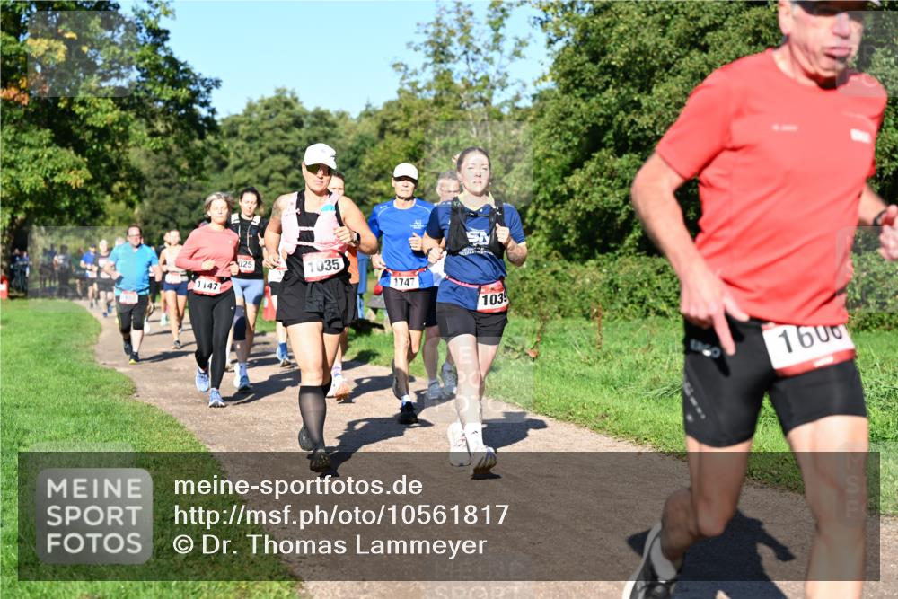 27.09.2026 - 35. Volkslauf durch das schöne Alstertal Dr. Thomas Lammeyer http://msf.ph/oto/10561817 27.09.2026 10:05:53 Laufen 1147, 025, 1035, 1747, 103, 1600 meine-sportfotos.de