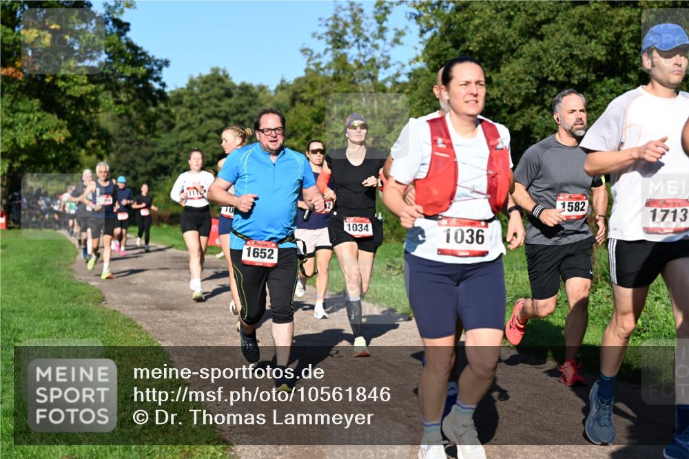 27.09.2026 - 35. Volkslauf durch das schöne Alstertal Dr. Thomas Lammeyer http://msf.ph/oto/10561846 27.09.2026 10:05:58 Laufen 10, 1652, 1582, 1713, 1034, 1036 meine-sportfotos.de