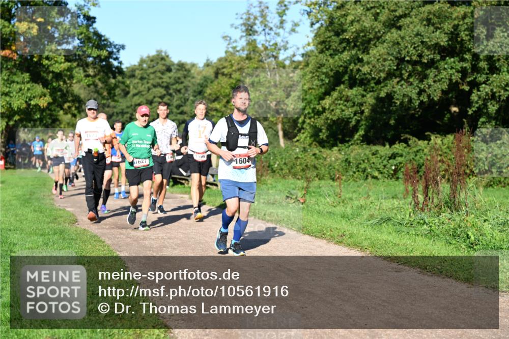 27.09.2026 - 35. Volkslauf durch das schöne Alstertal Dr. Thomas Lammeyer http://msf.ph/oto/10561916 27.09.2026 10:06:09 Laufen 1673, 1627, 1595, 1604 meine-sportfotos.de
