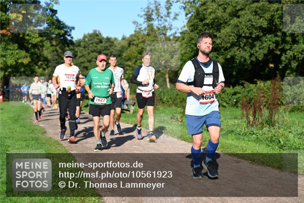 27.09.2026 - 35. Volkslauf durch das schöne Alstertal Dr. Thomas Lammeyer http://msf.ph/oto/10561923 27.09.2026 10:06:11 Laufen 1673, 1627, 4, 1595, 1604 meine-sportfotos.de