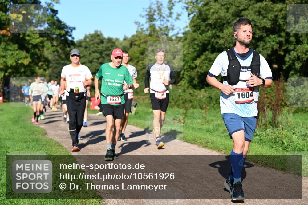 27.09.2026 - 35. Volkslauf durch das schöne Alstertal Dr. Thomas Lammeyer http://msf.ph/oto/10561926 27.09.2026 10:06:11 Laufen 1673, 14, 1627, 1595, 1604 meine-sportfotos.de