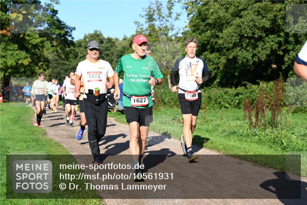 27.09.2026 - 35. Volkslauf durch das schöne Alstertal Dr. Thomas Lammeyer http://msf.ph/oto/10561931 27.09.2026 10:06:12 Laufen 1040, 1602, 1673, 1595, 1627 meine-sportfotos.de