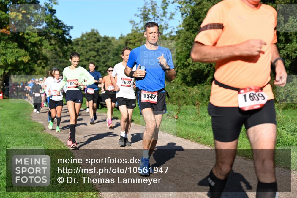 27.09.2026 - 35. Volkslauf durch das schöne Alstertal Dr. Thomas Lammeyer http://msf.ph/oto/10561947 27.09.2026 10:06:15 Laufen 104, 1037, 1602, 1542, 1609 meine-sportfotos.de