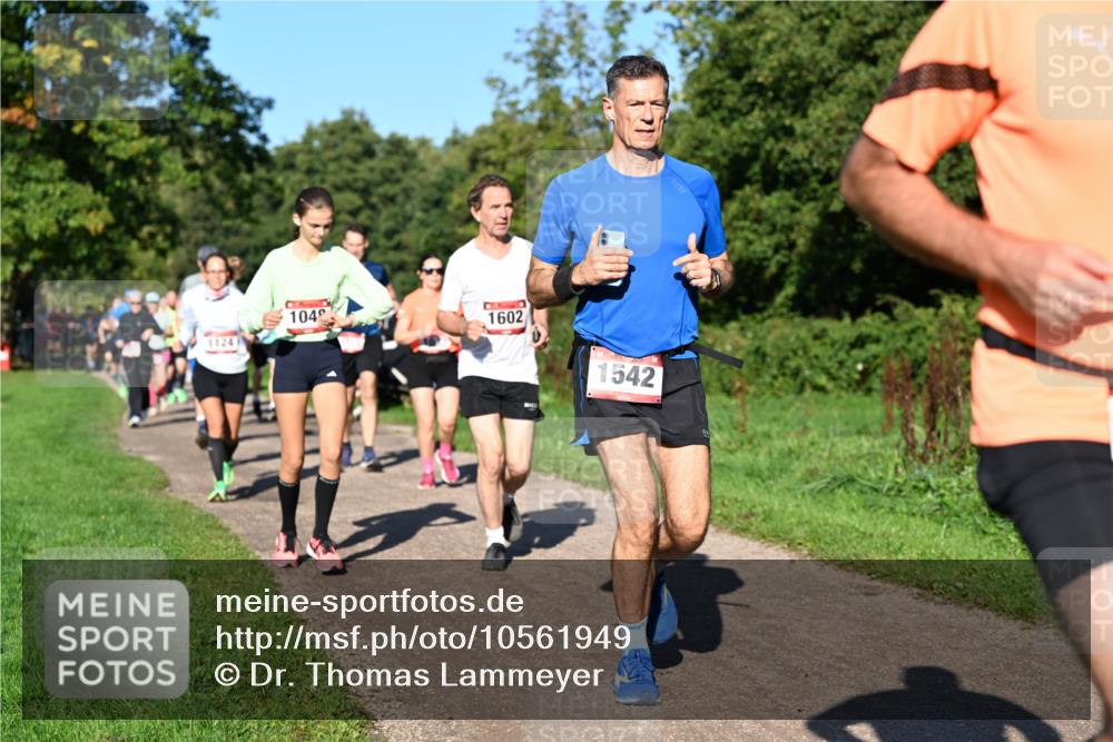 27.09.2026 - 35. Volkslauf durch das schöne Alstertal Dr. Thomas Lammeyer http://msf.ph/oto/10561949 27.09.2026 10:06:15 Laufen 1124, 104, 1602, 1542 meine-sportfotos.de