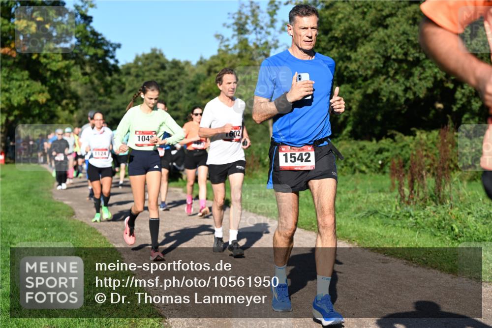 27.09.2026 - 35. Volkslauf durch das schöne Alstertal Dr. Thomas Lammeyer http://msf.ph/oto/10561950 27.09.2026 10:06:15 Laufen 1124, 104, 1602, 1542 meine-sportfotos.de