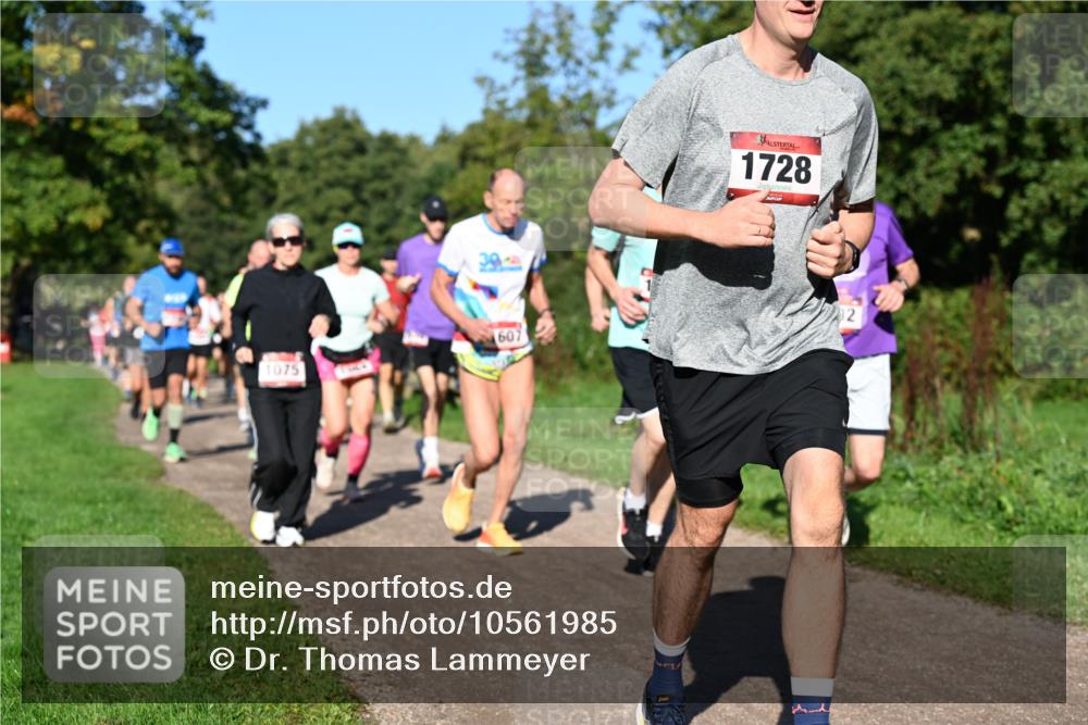 27.09.2026 - 35. Volkslauf durch das schöne Alstertal Dr. Thomas Lammeyer http://msf.ph/oto/10561985 27.09.2026 10:06:21 Laufen 1075, 607, 1728, 2 meine-sportfotos.de