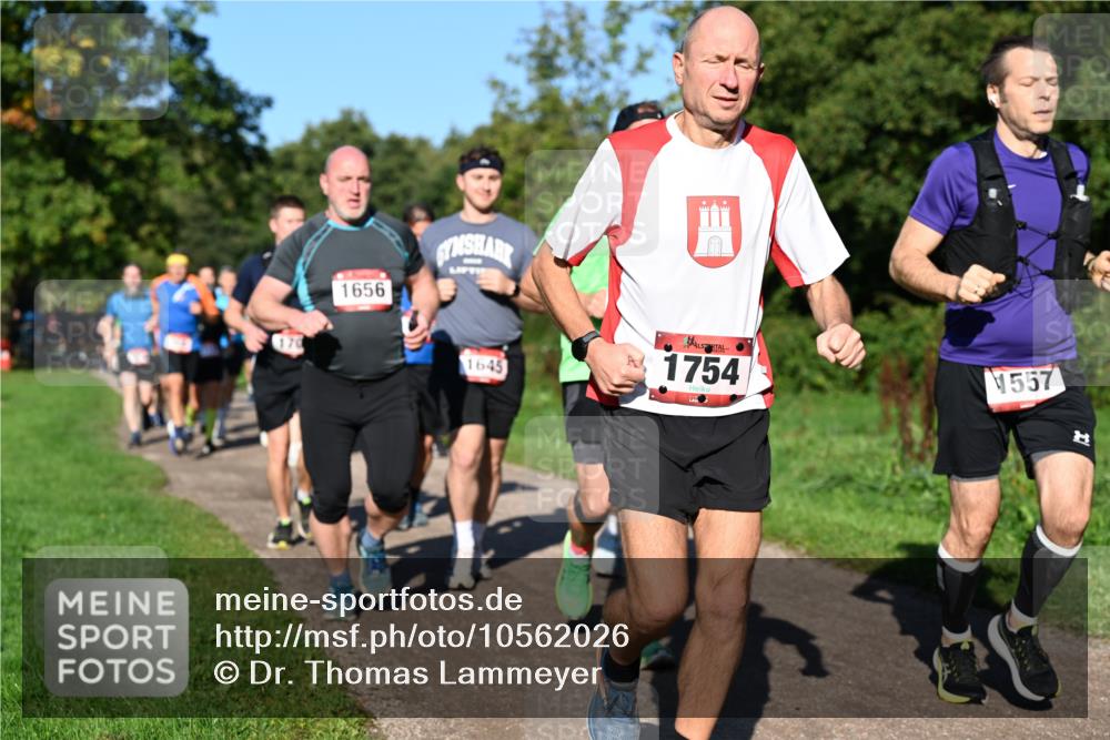 27.09.2026 - 35. Volkslauf durch das schöne Alstertal Dr. Thomas Lammeyer http://msf.ph/oto/10562026 27.09.2026 10:06:30 Laufen 1656, 1645, 1754, 1557 meine-sportfotos.de
