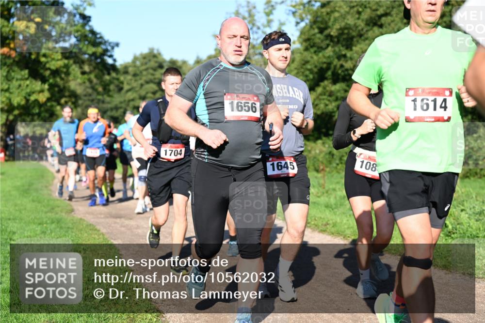 27.09.2026 - 35. Volkslauf durch das schöne Alstertal Dr. Thomas Lammeyer http://msf.ph/oto/10562032 27.09.2026 10:06:31 Laufen 1656, 018, 1704, 1645, 108, 1614 meine-sportfotos.de