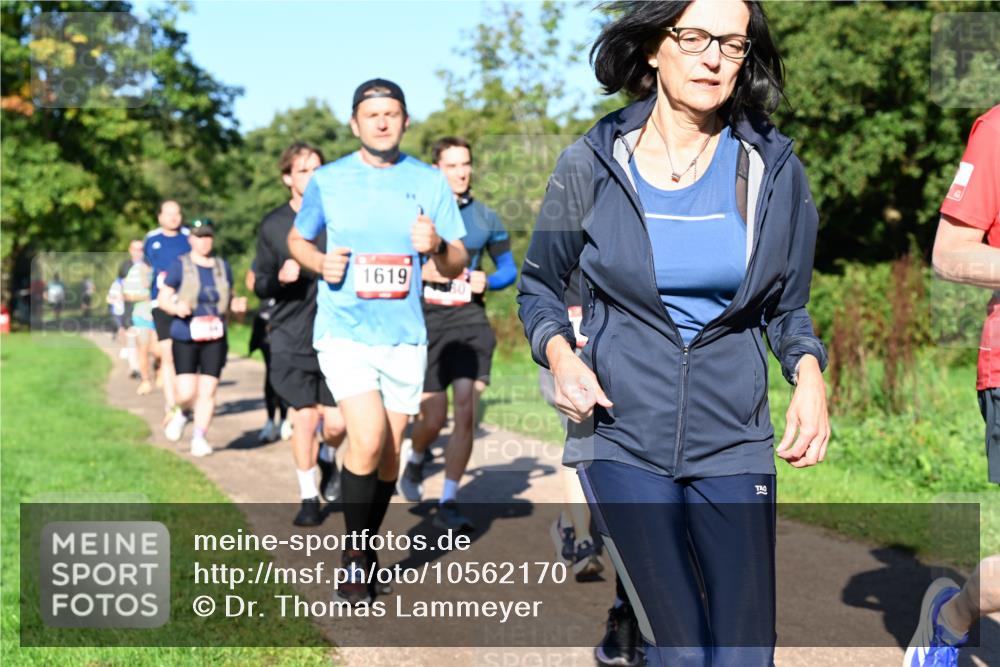 27.09.2026 - 35. Volkslauf durch das schöne Alstertal Dr. Thomas Lammeyer http://msf.ph/oto/10562170 27.09.2026 10:06:56 Laufen 1619 meine-sportfotos.de