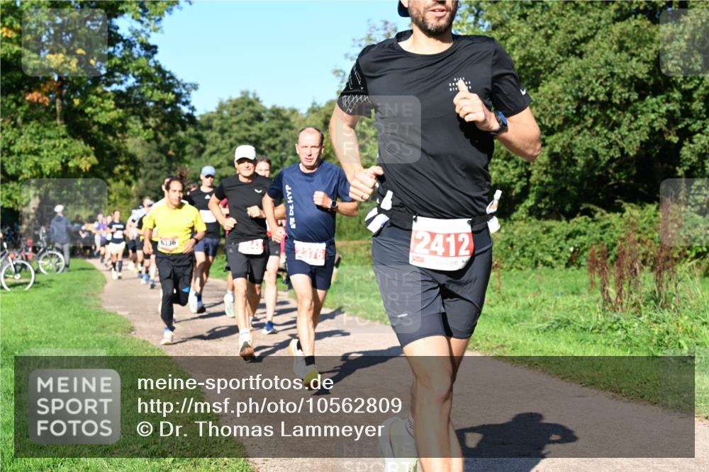 27.09.2026 - 35. Volkslauf durch das schöne Alstertal Dr. Thomas Lammeyer http://msf.ph/oto/10562809 27.09.2026 10:24:53 Laufen 8336, 2376, 2412 meine-sportfotos.de