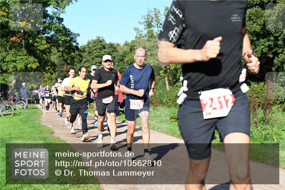 27.09.2026 - 35. Volkslauf durch das schöne Alstertal Dr. Thomas Lammeyer http://msf.ph/oto/10562810 27.09.2026 10:24:54 Laufen 8336, 2443, 2376, 2412 meine-sportfotos.de
