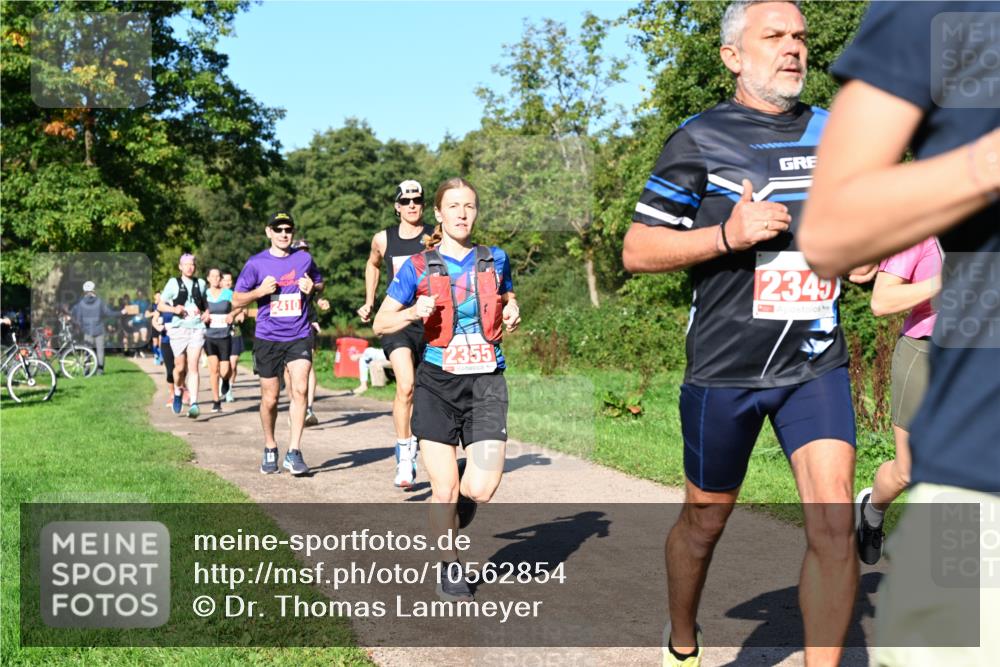27.09.2026 - 35. Volkslauf durch das schöne Alstertal Dr. Thomas Lammeyer http://msf.ph/oto/10562854 27.09.2026 10:25:03 Laufen 2410, 2355, 2349 meine-sportfotos.de