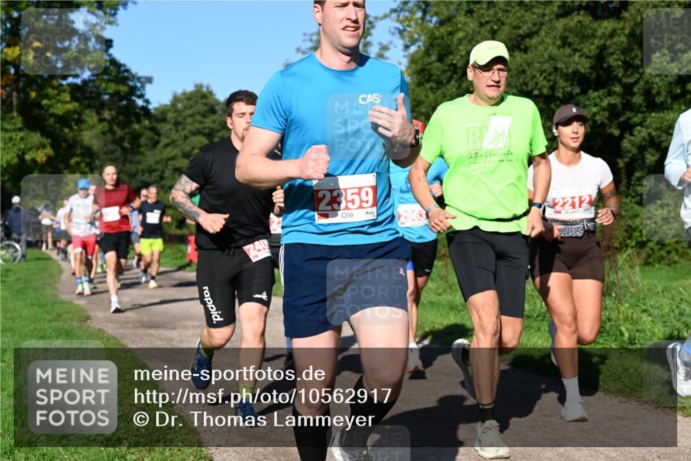 27.09.2026 - 35. Volkslauf durch das schöne Alstertal Dr. Thomas Lammeyer http://msf.ph/oto/10562917 27.09.2026 10:25:20 Laufen 240, 2359, 2212 meine-sportfotos.de
