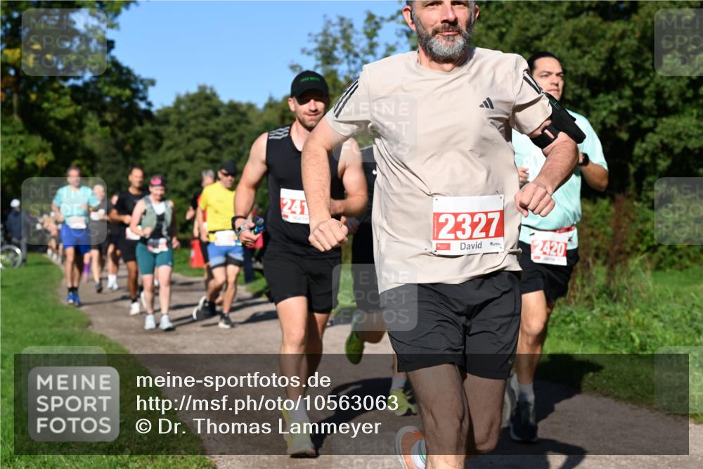 27.09.2026 - 35. Volkslauf durch das schöne Alstertal Dr. Thomas Lammeyer http://msf.ph/oto/10563063 27.09.2026 10:25:46 Laufen 241, 2327, 2420 meine-sportfotos.de