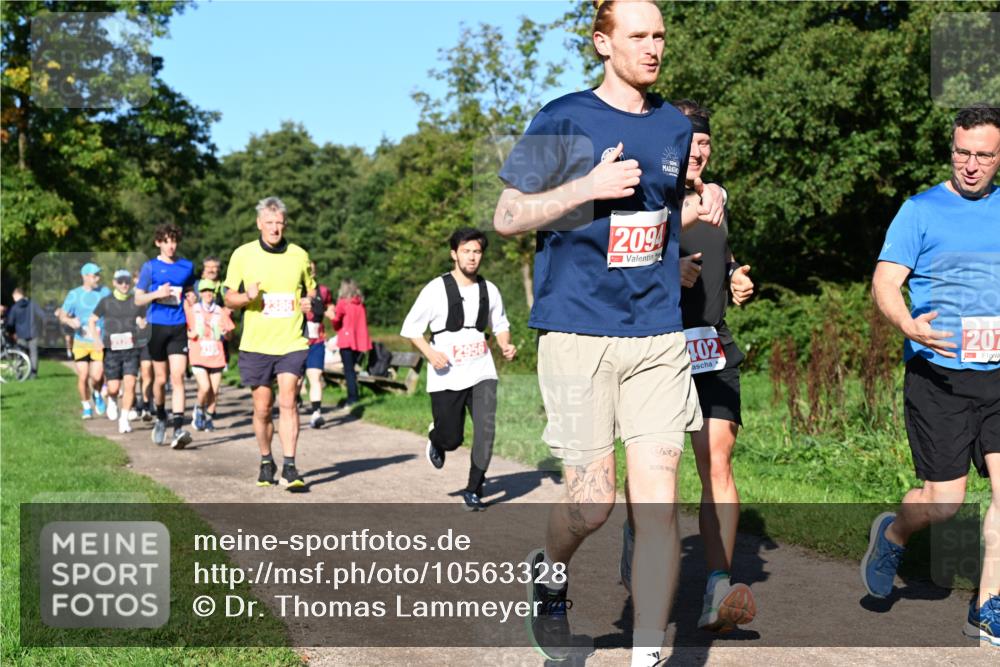 27.09.2026 - 35. Volkslauf durch das schöne Alstertal Dr. Thomas Lammeyer http://msf.ph/oto/10563328 27.09.2026 10:26:33 Laufen 2956, 2094, 402, 1207 meine-sportfotos.de