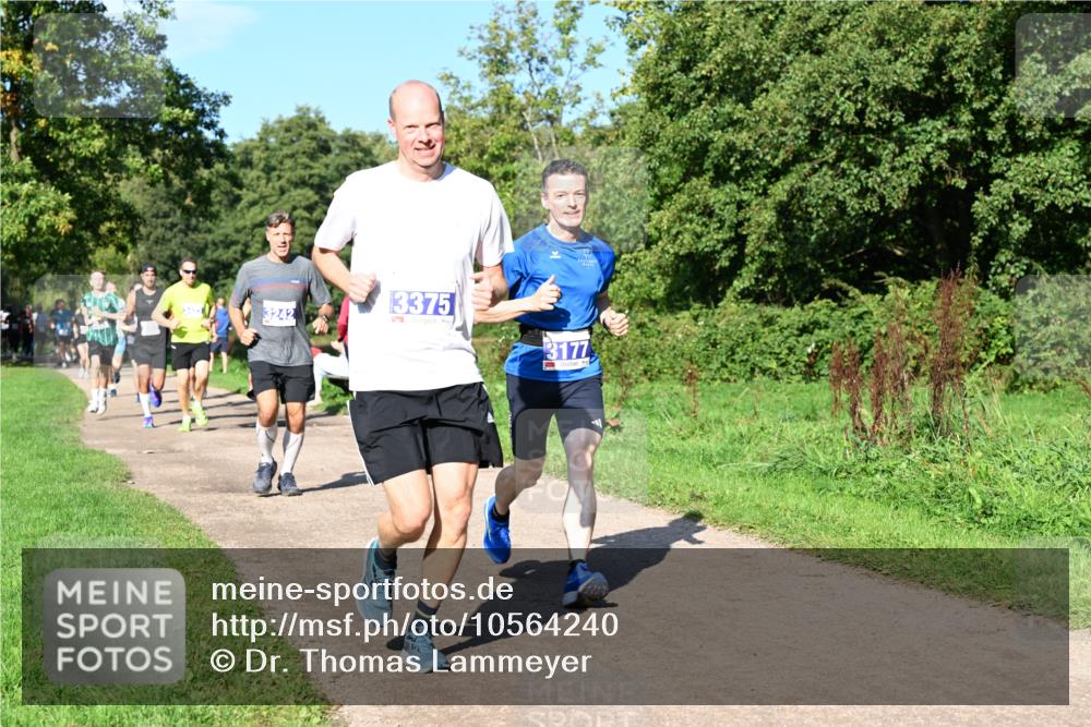 27.09.2026 - 35. Volkslauf durch das schöne Alstertal Dr. Thomas Lammeyer http://msf.ph/oto/10564240 27.09.2026 10:34:44 Laufen 3242, 3375, 3177 meine-sportfotos.de