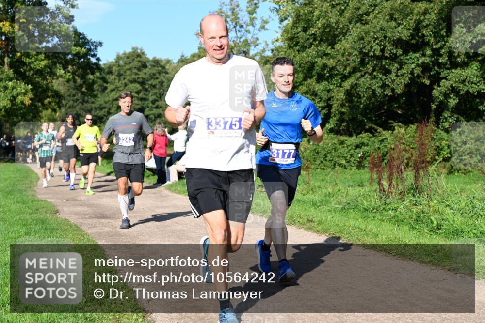 27.09.2026 - 35. Volkslauf durch das schöne Alstertal Dr. Thomas Lammeyer http://msf.ph/oto/10564242 27.09.2026 10:34:45 Laufen 3242, 3375, 3177 meine-sportfotos.de