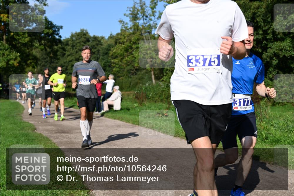 27.09.2026 - 35. Volkslauf durch das schöne Alstertal Dr. Thomas Lammeyer http://msf.ph/oto/10564246 27.09.2026 10:34:45 Laufen 3375, 3242, 22, 3177 meine-sportfotos.de