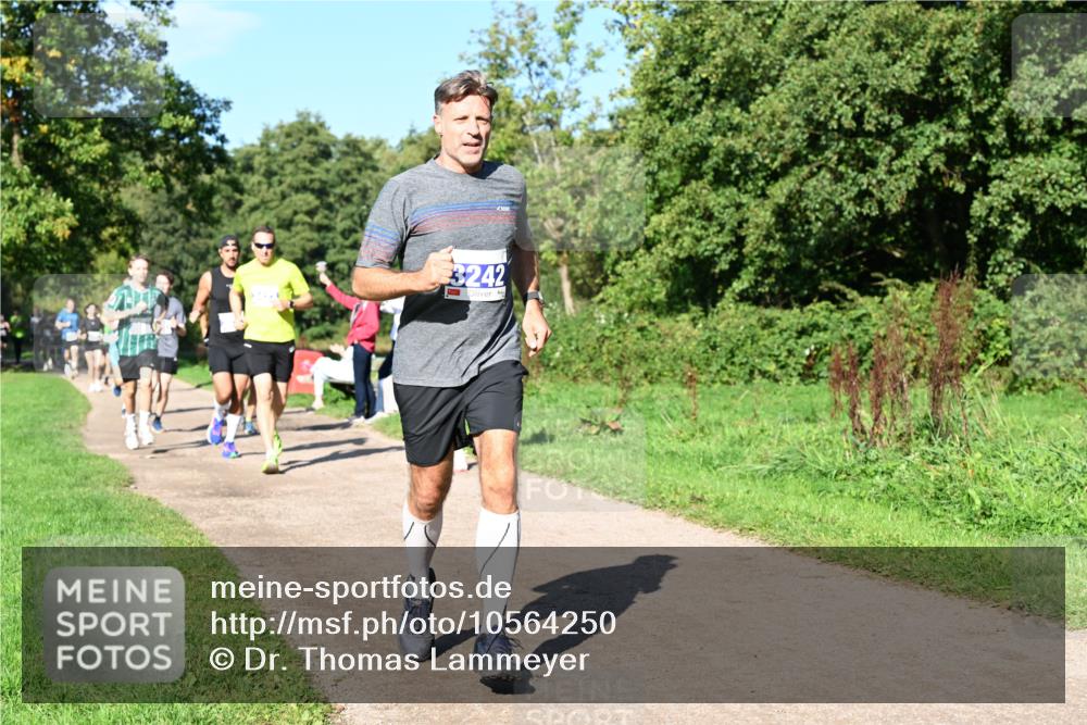 27.09.2026 - 35. Volkslauf durch das schöne Alstertal Dr. Thomas Lammeyer http://msf.ph/oto/10564250 27.09.2026 10:34:46 Laufen 3242 meine-sportfotos.de