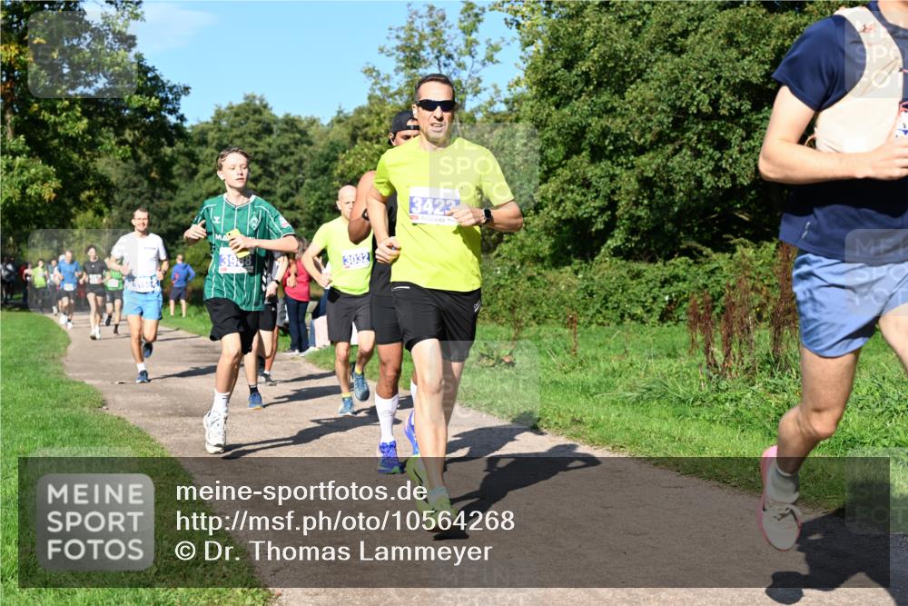 27.09.2026 - 35. Volkslauf durch das schöne Alstertal Dr. Thomas Lammeyer http://msf.ph/oto/10564268 27.09.2026 10:34:49 Laufen 3988, 3032, 3423 meine-sportfotos.de