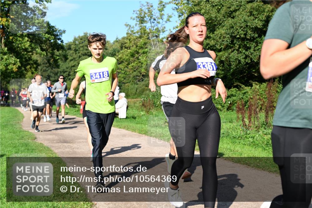 27.09.2026 - 35. Volkslauf durch das schöne Alstertal Dr. Thomas Lammeyer http://msf.ph/oto/10564369 27.09.2026 10:35:04 Laufen 3418, 3361, 2 meine-sportfotos.de