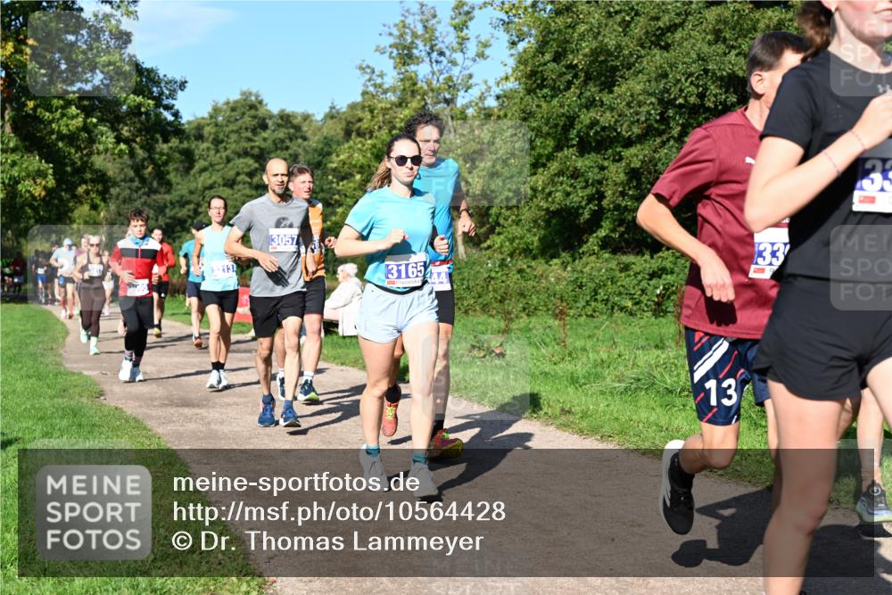 27.09.2026 - 35. Volkslauf durch das schöne Alstertal Dr. Thomas Lammeyer http://msf.ph/oto/10564428 27.09.2026 10:35:14 Laufen 2095, 3213, 3057, 3165, 13, 133 meine-sportfotos.de