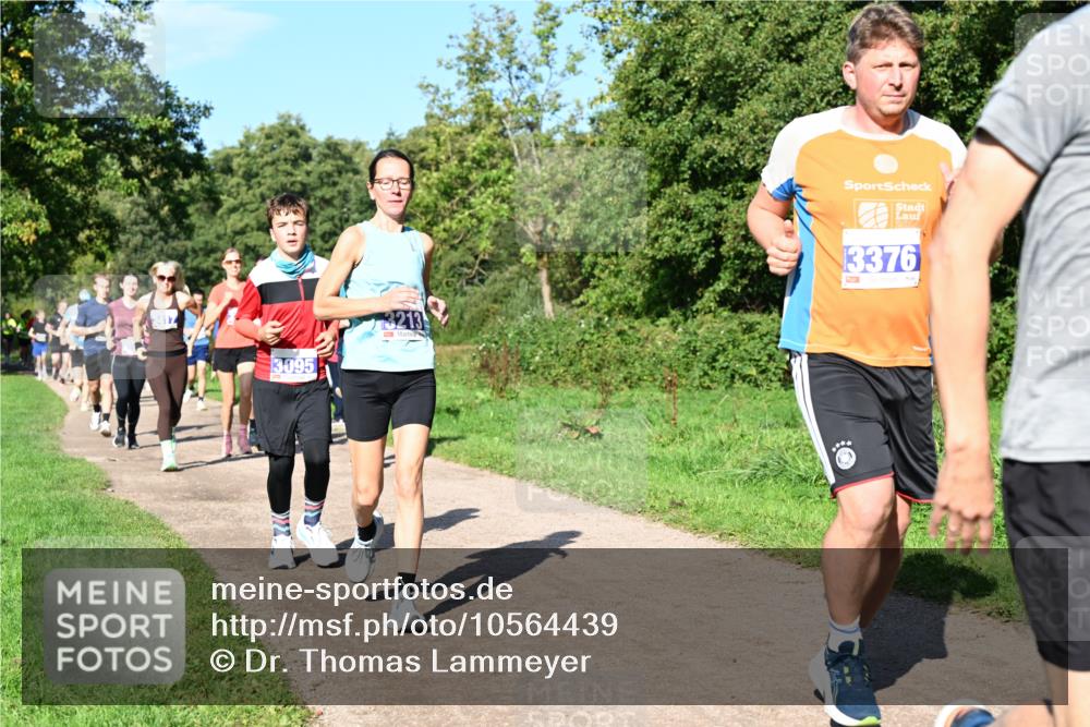 27.09.2026 - 35. Volkslauf durch das schöne Alstertal Dr. Thomas Lammeyer http://msf.ph/oto/10564439 27.09.2026 10:35:17 Laufen 3417, 3095, 2011, 3376, 10 meine-sportfotos.de